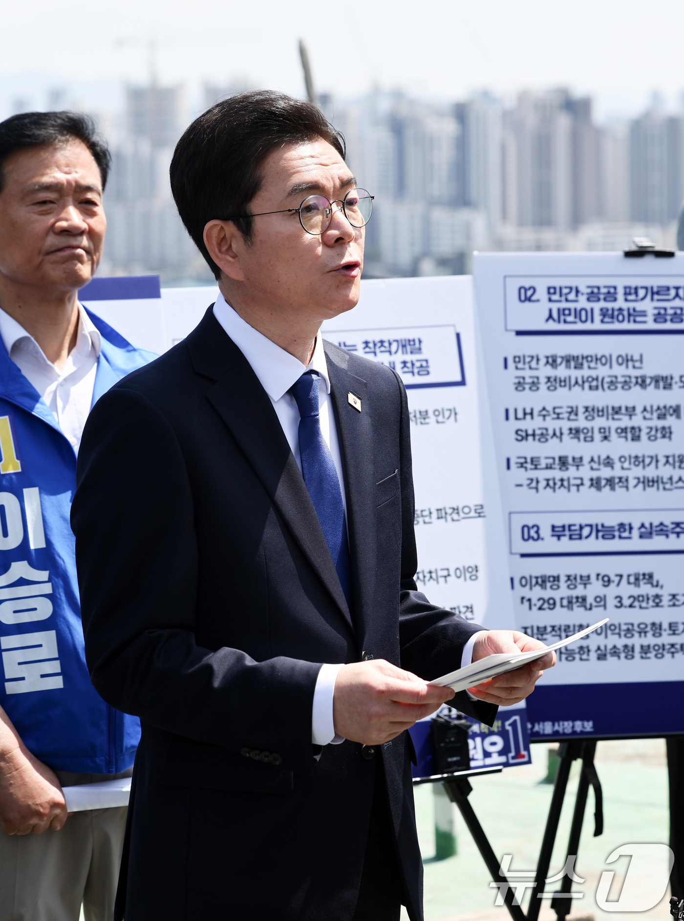 (서울=뉴스1) 최지환 기자 = 정원오 더불어민주당 서울시장 후보가 29일 오전 서울 성북구 장위14 주택 재개발 구역을 찾아 부동산 공약을 발표하고 있다. 2026.4.29/뉴스 …