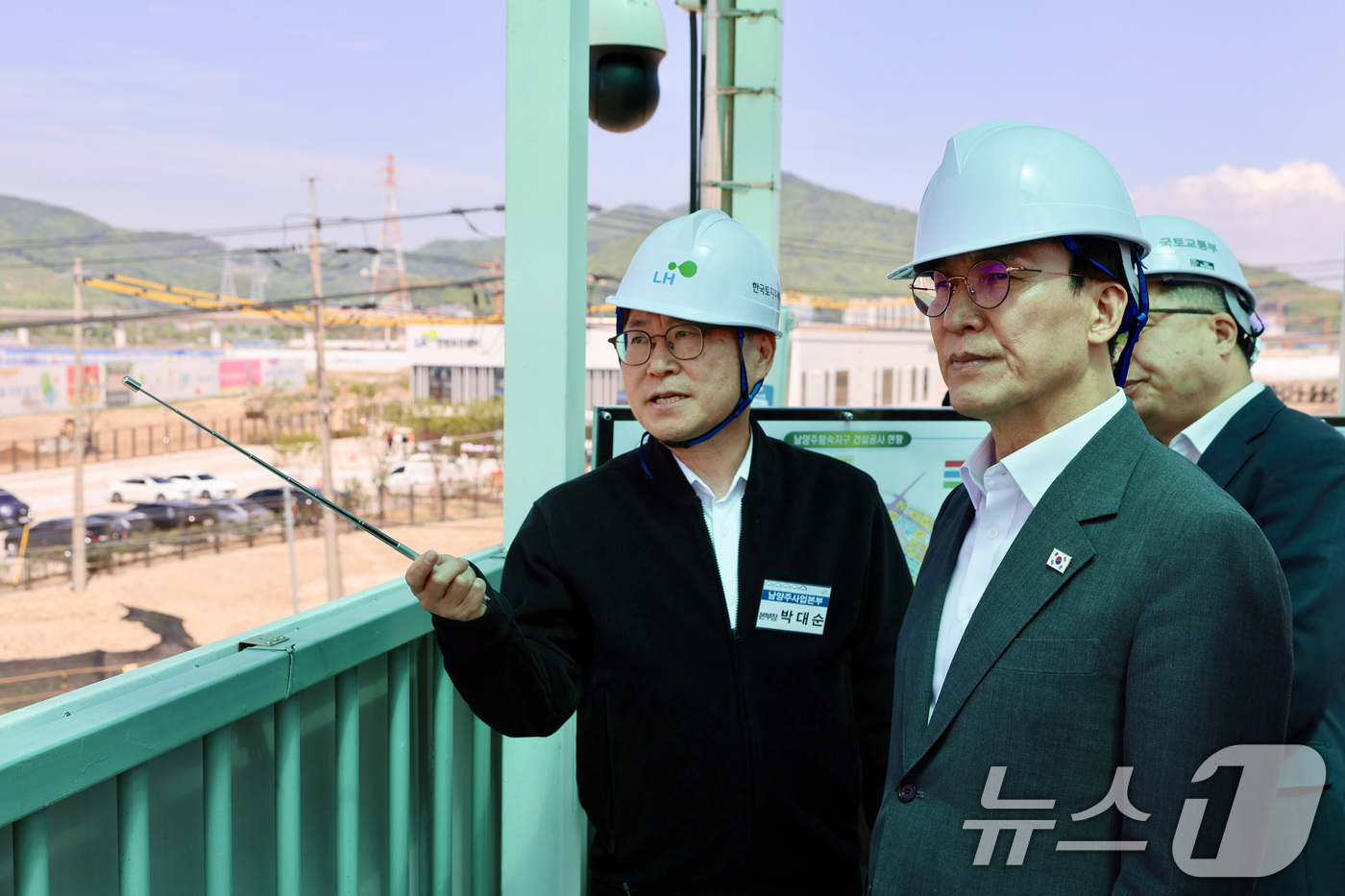 (남양주=뉴스1) 구윤성 기자 = 김민석 국무총리가 29일 오전 경기도 남양주시 왕숙1지구 공사현장을 찾아 주택공급 현장을 점검하고 있다. (공동취재) 2026.4.29/뉴스1