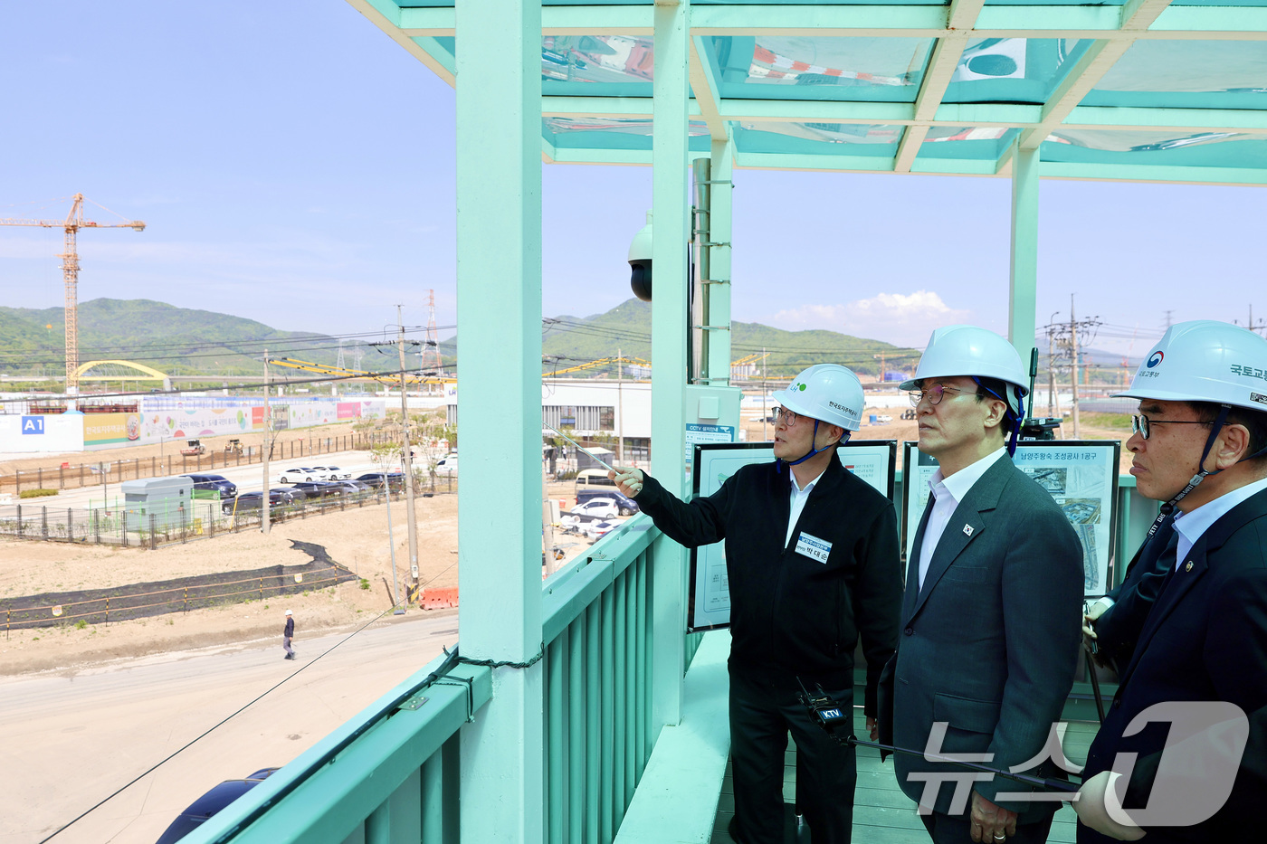 (남양주=뉴스1) 구윤성 기자 = 김민석 국무총리가 29일 오전 경기도 남양주시 왕숙1지구 공사현장을 찾아 주택공급 현장을 점검하고 있다. (공동취재) 2026.4.29/뉴스1