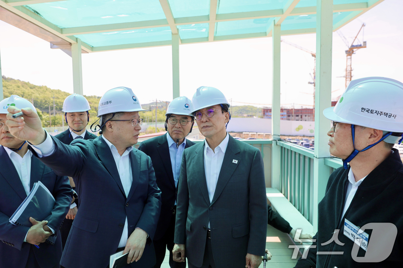 (남양주=뉴스1) 구윤성 기자 = 김민석 국무총리가 29일 오전 경기도 남양주시 왕숙1지구 공사현장을 찾아 주택공급 현장을 점검하고 있다. (공동취재) 2026.4.29/뉴스1