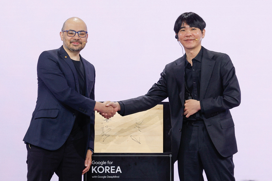 이세돌 사범과 악수하는 데미스 하사비스