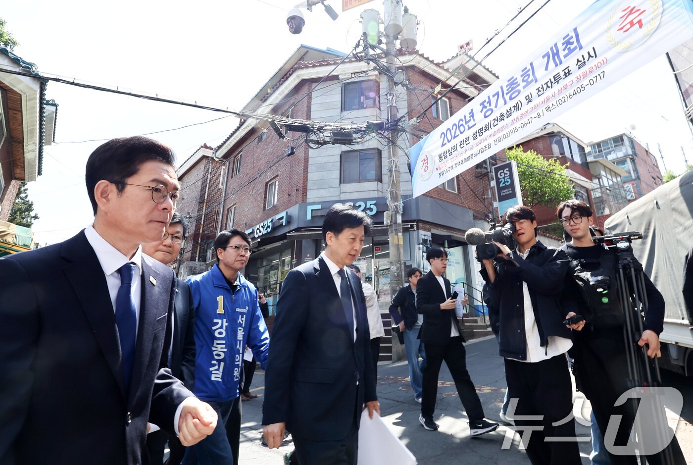 본문 이미지 - 정원오 더불어민주당 서울시장 후보가 29일 오전 서울 성북구 장위14 주택 재개발 구역을 찾아 부동산 공약 발표를 앞두고 현장을 점검하고 있다. 2026.4.29 ⓒ 뉴스1 최지환 기자