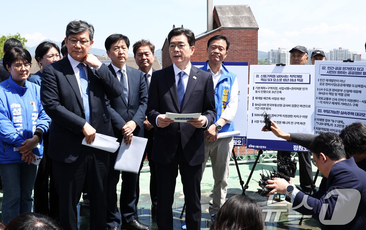 본문 이미지 - 정원오 더불어민주당 서울시장 후보가 29일 오전 서울 성북구 장위14 주택 재개발 구역을 찾아 부동산 공약을 발표하고 있다. 2026.4.29 ⓒ 뉴스1 최지환 기자