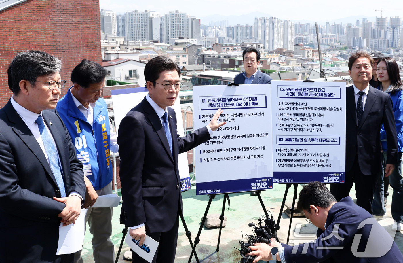 (서울=뉴스1) 최지환 기자 = 정원오 더불어민주당 서울시장 후보가 29일 오전 서울 성북구 장위14 주택 재개발 구역을 찾아 부동산 공약을 발표하고 있다. 2026.4.29/뉴스 …