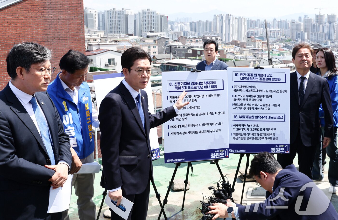 본문 이미지 - 정원오 더불어민주당 서울시장 후보가 29일 오전 서울 성북구 장위14 주택 재개발 구역을 찾아 부동산 공약을 발표하고 있다. 2026.4.29 ⓒ 뉴스1 최지환 기자