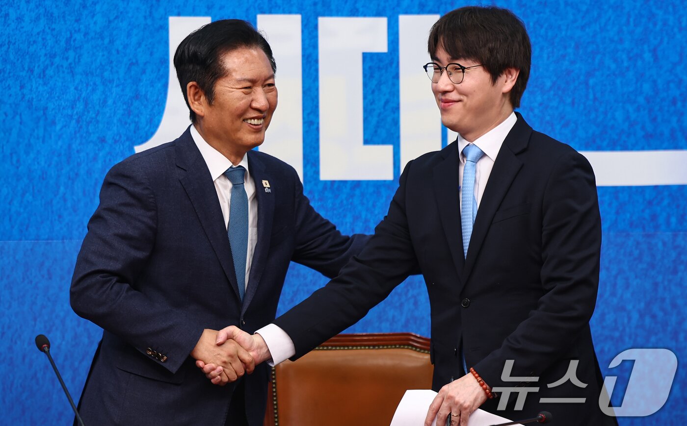 본문 이미지 - 정청래 더불어민주당 대표가 29일 서울 여의도 국회에서 열린 더불어민주당 인재영입식에서 하정우 전 청와대 AI미래기획수석과 인사를 나누고 있다. ⓒ 뉴스1 김도우 기자