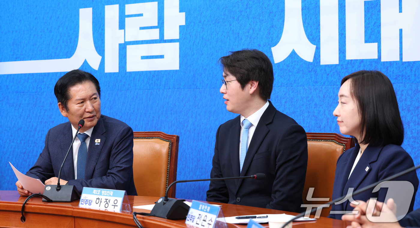 (서울=뉴스1) 신웅수 기자 = 정청래 더불어민주당 대표가 29일 서울 여의도 국회에서 열린 민주당 인재 영입식에서 하정우 전 청와대 AI수석, 전은수 전 청와대 대변인과 대화하고 …