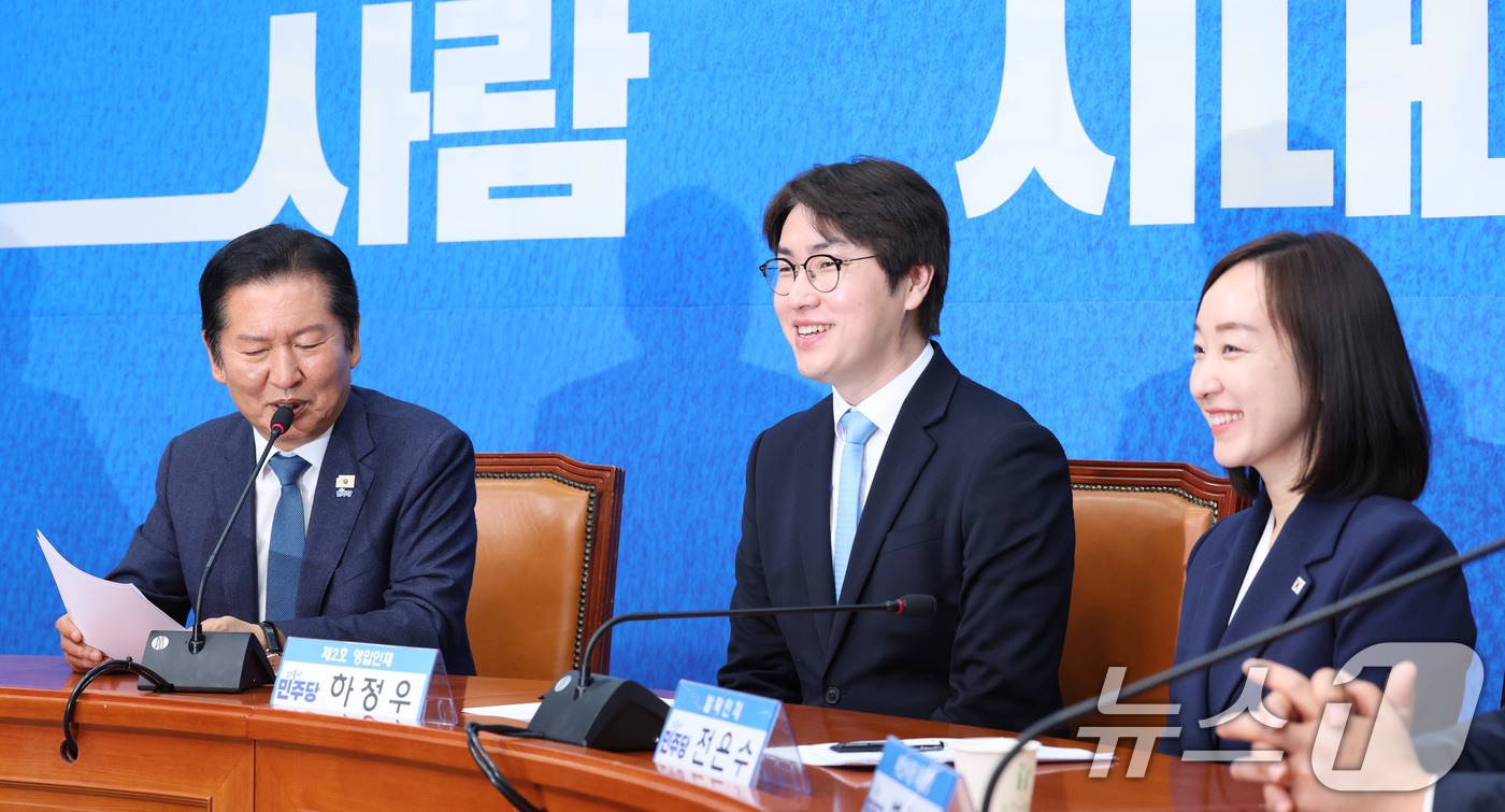 (서울=뉴스1) 신웅수 기자 = 정청래 더불어민주당 대표가 29일 서울 여의도 국회에서 열린 민주당 인재 영입식에서 하정우 전 청와대 AI수석과 전은수 전 청와대 대변인과 대화하고 …