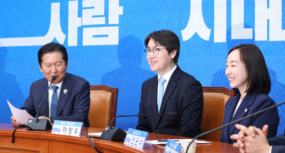 미소짓는 하정우·전은수