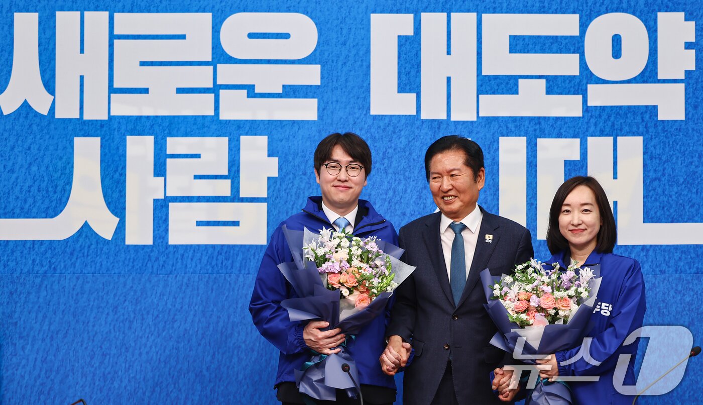 본문 이미지 - 정청래 더불어민주당 대표가 29일 서울 여의도 국회에서 열린 더불어민주당 인재영입식에서 하정우 전 청와대 AI미래기획수석, 전은수 전 청와대 대변인과 기념촬영을 하고 있다. ⓒ 뉴스1 김도우 기자