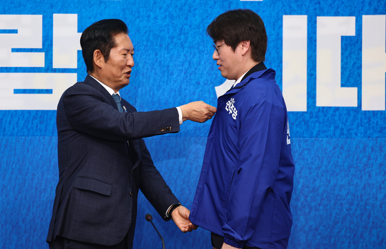 하정우 전 수석에 당 점퍼 입혀주는 정청래 대표