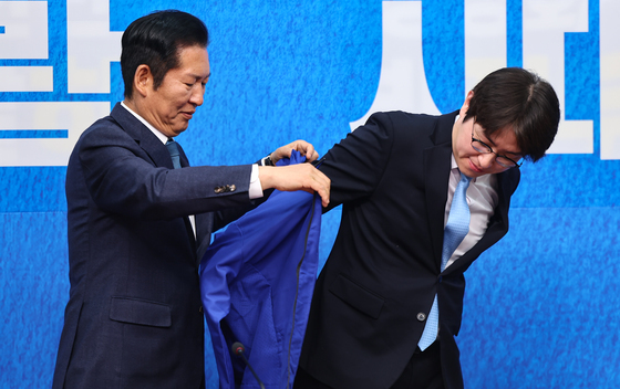 하정우 전 수석에 당 점퍼 입혀주는 정청래 대표