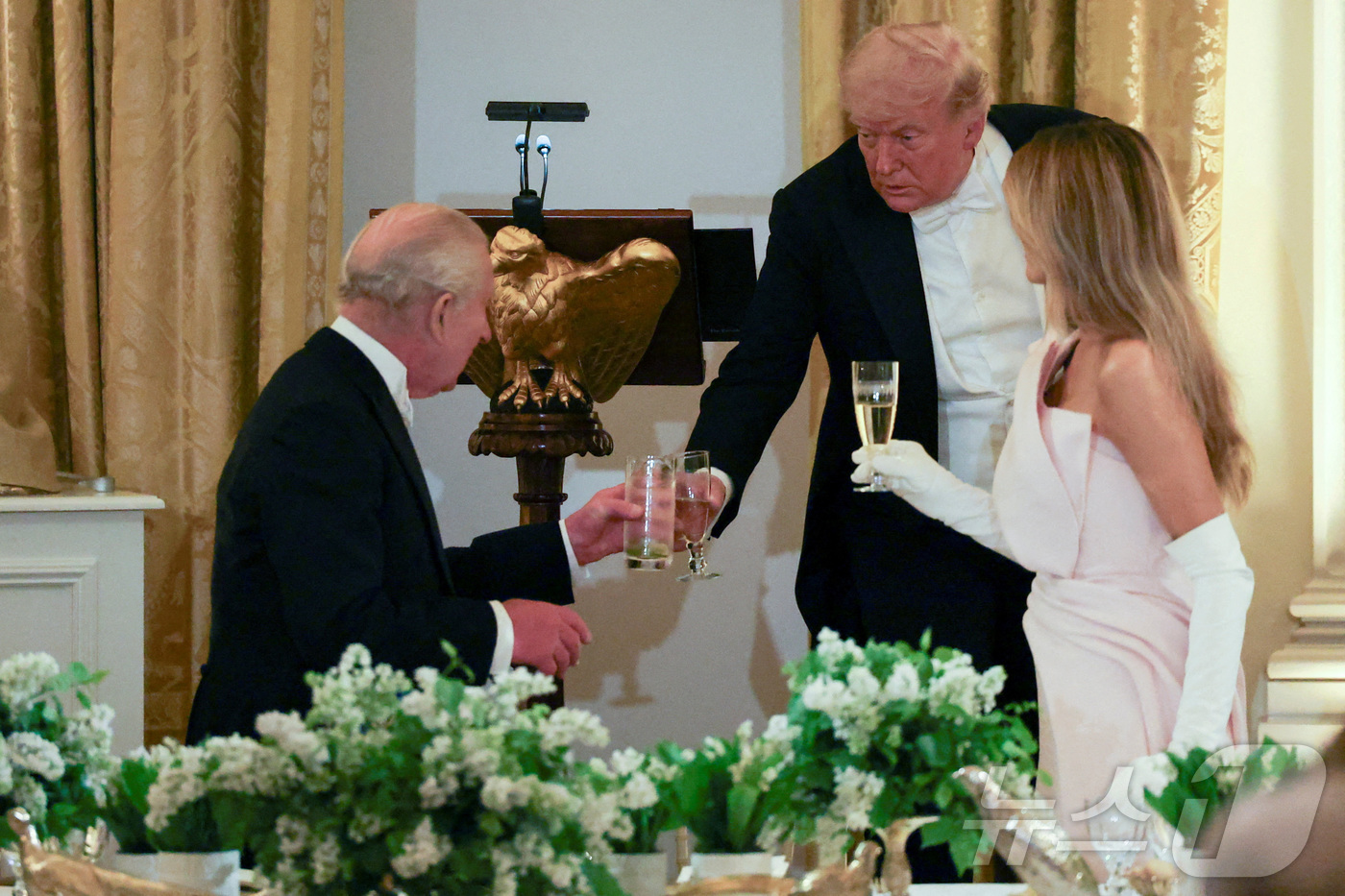 (워싱턴 로이터=뉴스1) 장용석 기자 = 도널드 트럼프 미국 대통령과 부인 멜라니아 여사가 28일(현지시간) 워싱턴DC 백악관에서 열린 영국 찰스 3세 국왕(왼쪽)·커밀라 왕비 국 …