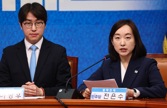 발언하는 전은수 전 청와대 대변인