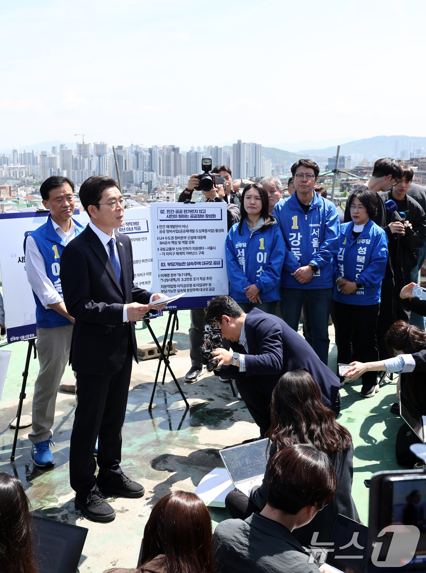 (서울=뉴스1) 최지환 기자 = 정원오 더불어민주당 서울시장 후보가 29일 오전 서울 성북구 장위14 주택 재개발 구역을 찾아 부동산 공약을 발표하고 있다. 2026.4.29/뉴스 …