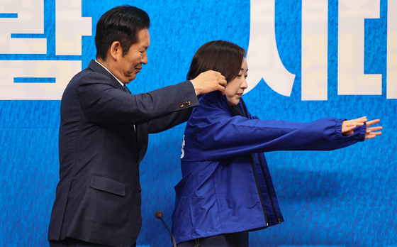 전은수 전 대변인에게 당 점퍼 입혀주는 정청래 대표