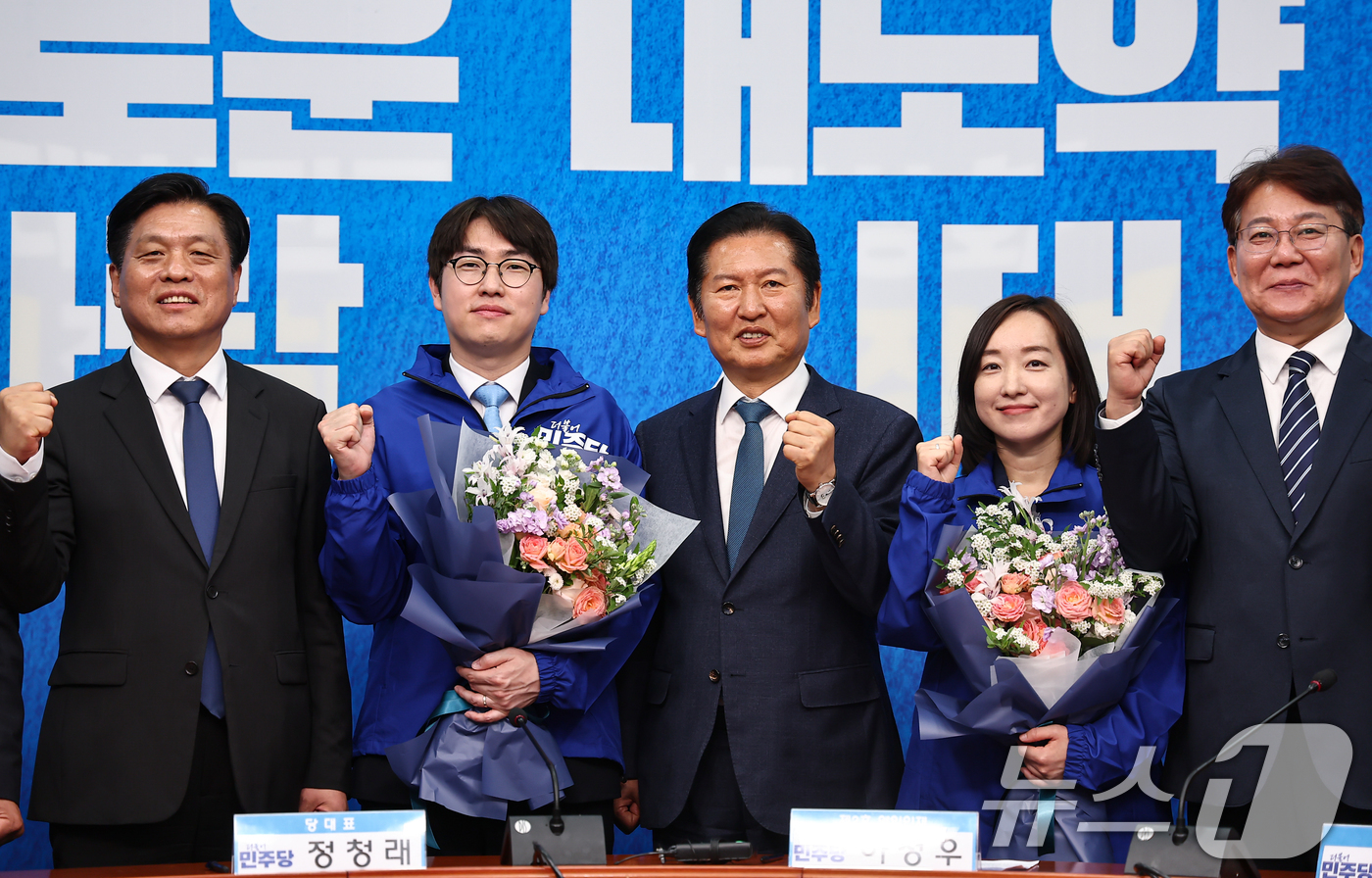 (서울=뉴스1) 김도우 기자 = 정청래 더불어민주당 대표가 29일 서울 여의도 국회에서 열린 더불어민주당 인재영입식에서 하정우 전 청와대 AI미래기획수석, 전은수 전 청와대 대변인 …