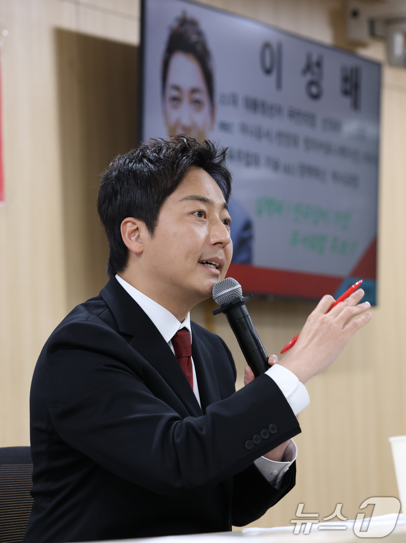 (수원=뉴스1) 김영운 기자 = 이성배 국민의힘 경기도지사 예비후보가 29일 경기 수원시 영통구 경기도의회에서 열린 국민의힘 경기도지사 출마예정자 좌담회에서 발언을 하고 있다. 2 …