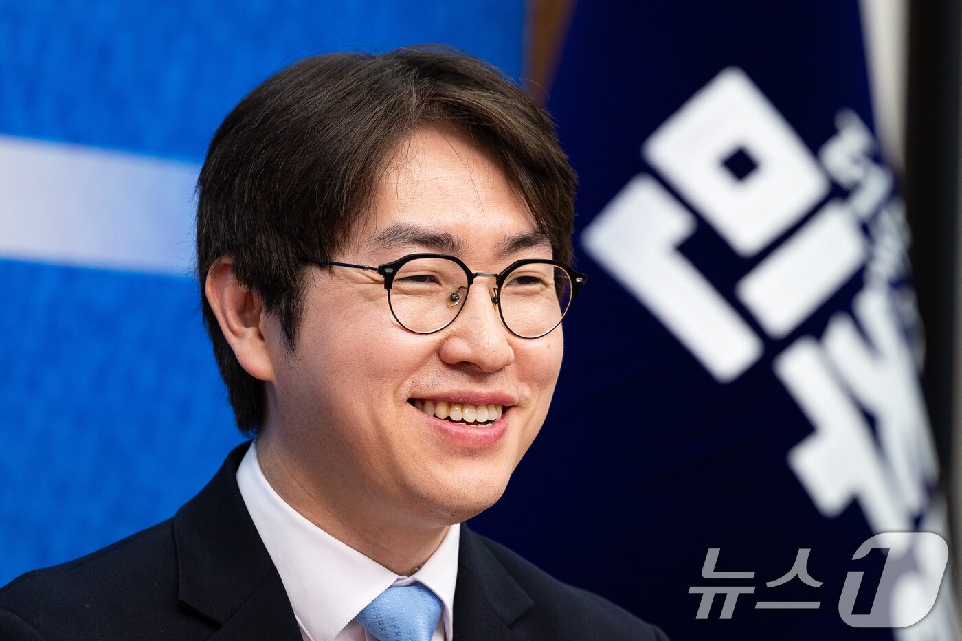 본문 이미지 - 더불어민주당 6.3 지방선거 인재영입 2호 하정우 전 청와대 AI미래기획수석이 29일 서울 여의도 국회에서 열린 제2차 인재영입식에 자리하고 있다. 하정우 전 수석은 전재수 의원이 당 부산시장 후보로 선출되면서 공석이 된 부산 북구갑 지역구에, 전은수 전 대변인은 강훈식 대통령 비서실장의 지역구였던 충남 아산을에 출마할 전망이다. ⓒ 뉴스1 유승관 기자