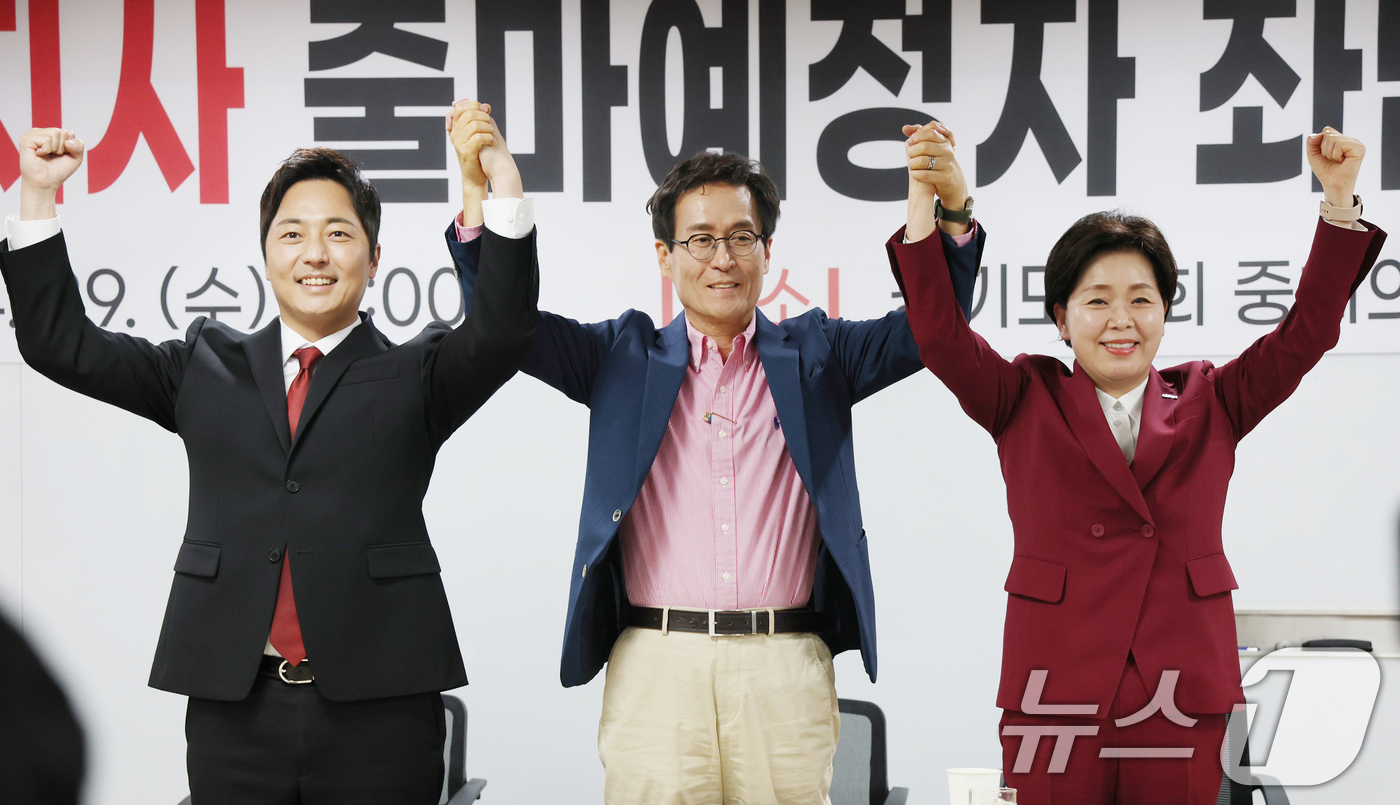 (수원=뉴스1) 김영운 기자 = 29일 경기 수원시 영통구 경기도의회에서 열린 국민의힘 경기도지사 출마예정자 좌담회에서 이성배(왼쪽부터), 함진규, 양향자 예비후보가 기념촬영을 하 …