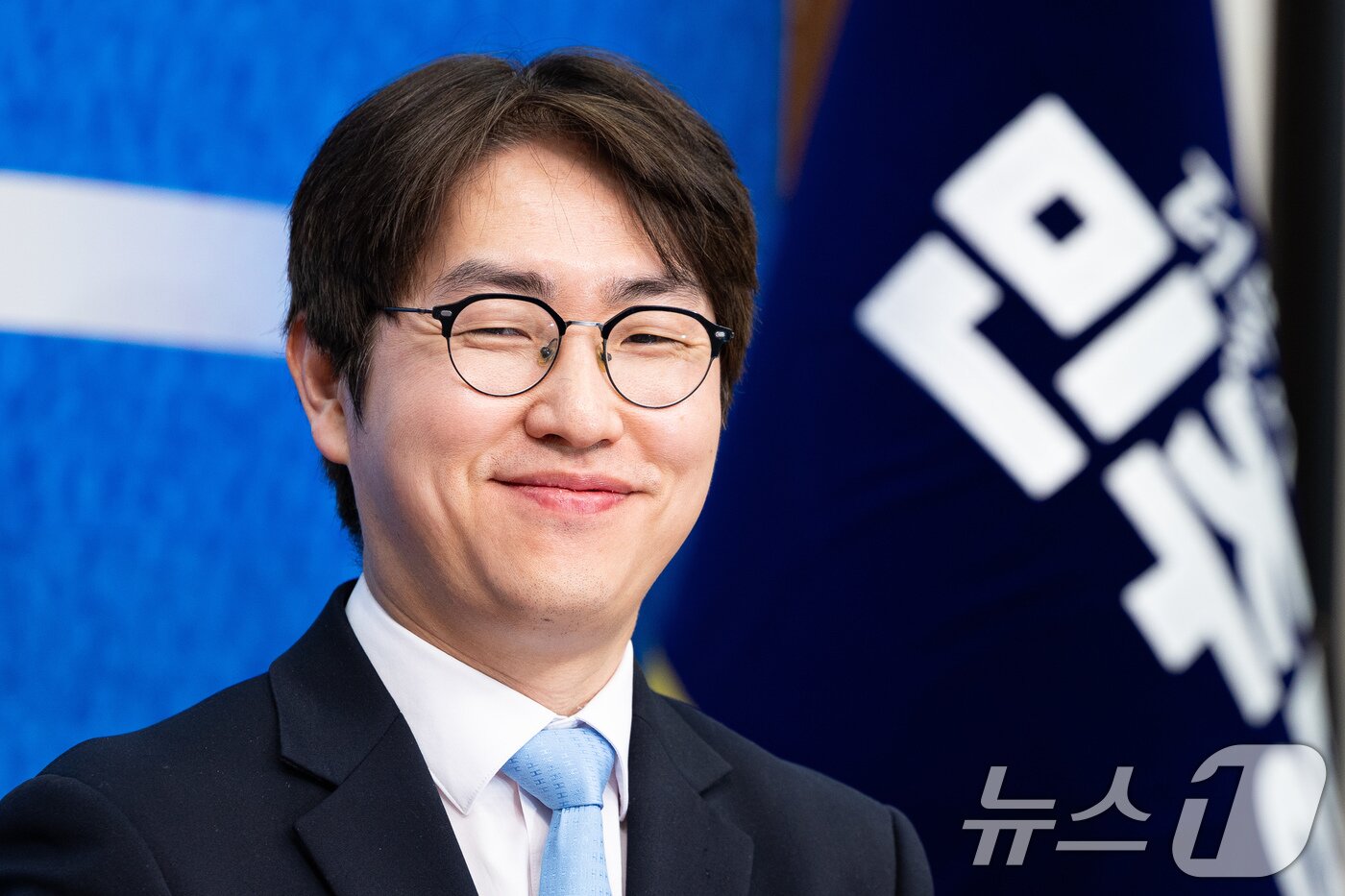 본문 이미지 - 더불어민주당 6.3 지방선거 인재영입 2호 하정우 전 청와대 AI미래기획수석이 29일 서울 여의도 국회에서 열린 제2차 인재영입식에 자리하고 있다. 하정우 전 수석은 전재수 의원이 당 부산시장 후보로 선출되면서 공석이 된 부산 북구갑 지역구에, 전은수 전 대변인은 강훈식 대통령 비서실장의 지역구였던 충남 아산을에 출마할 전망이다. 2026.4.29 ⓒ 뉴스1 유승관 기자