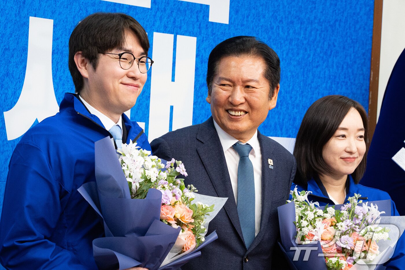 본문 이미지 - 정청래 더불어민주당 대표와 6.3 지방선거 인재영입 2호 하정우 전 청와대 AI미래기획수석, 발탁인재 전은수 전 청와대 대변인이 29일 서울 여의도 국회에서 열린 제2차 인재영입식에서 기념 촬영을 하고 있다. 하정우 전 수석은 전재수 의원이 당 부산시장 후보로 선출되면서 공석이 된 부산 북구갑 지역구에, 전은수 전 대변인은 강훈식 대통령 비서실장의 지역구였던 충남 아산을에 출마할 전망이다. ⓒ 뉴스1 유승관 기자