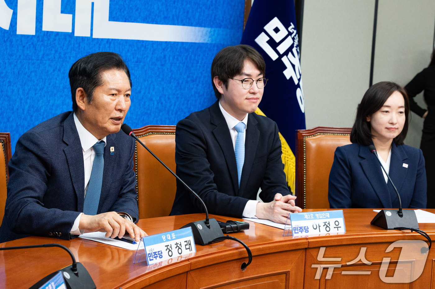 (서울=뉴스1) 유승관 기자 = 정청래 더불어민주당 대표가 29일 서울 여의도 국회에서 열린 제2차 인재영입식에서 하정우 전 청와대 AI미래기획수석과 전은수 전 청와대 대변인을 소 …