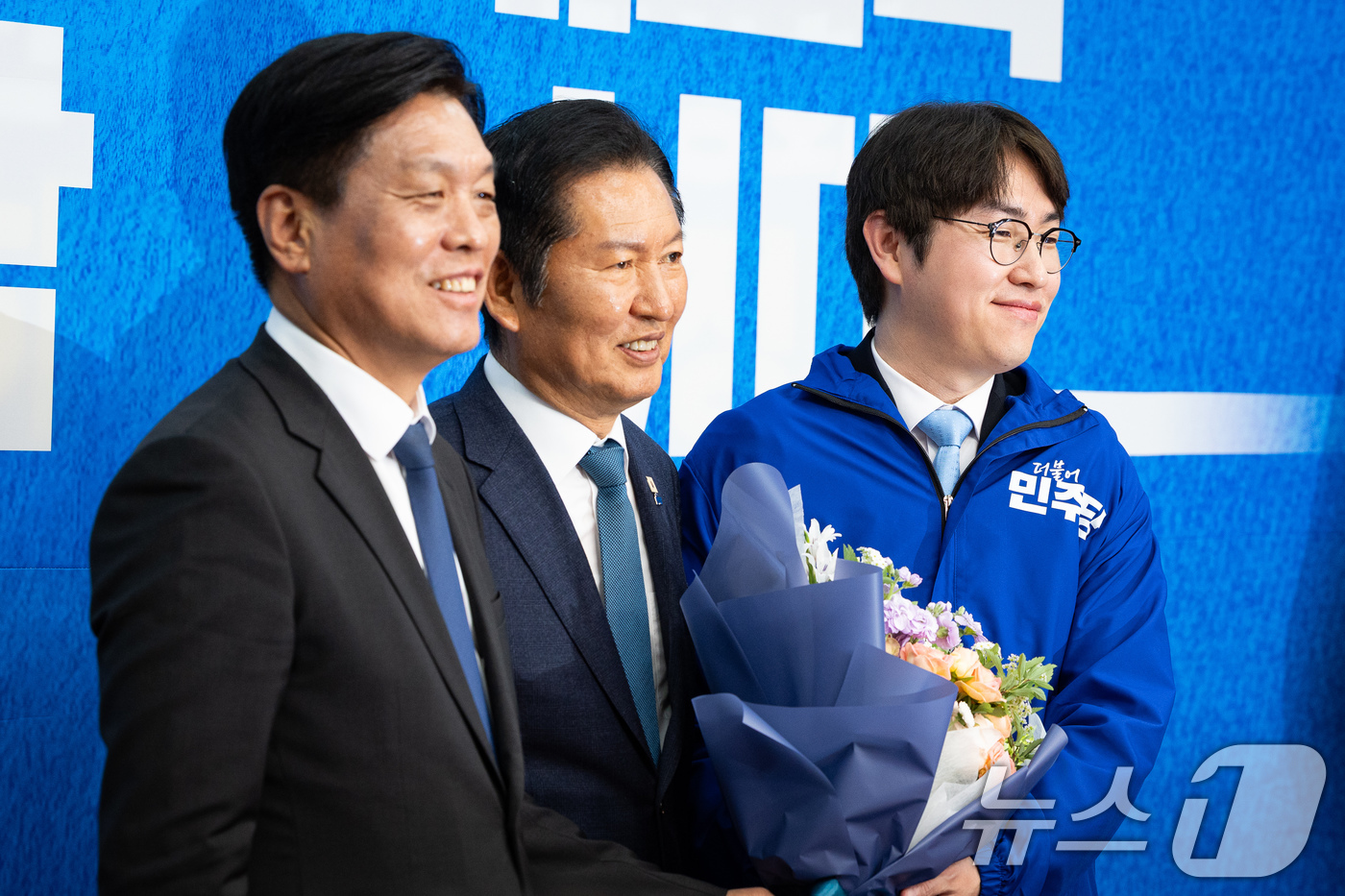 (서울=뉴스1) 유승관 기자 = 더불어민주당 6.3 지방선거 인재영입 2호 하정우 전 청와대 AI미래기획수석이 29일 서울 여의도 국회에서 열린 제2차 인재영입식에서 정청래 대표, …