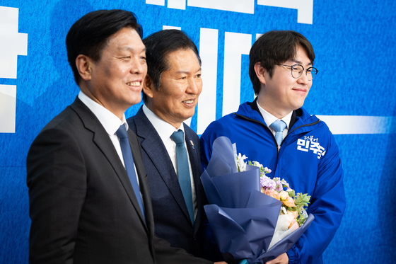 꽃다발 든 하정우 전 수석