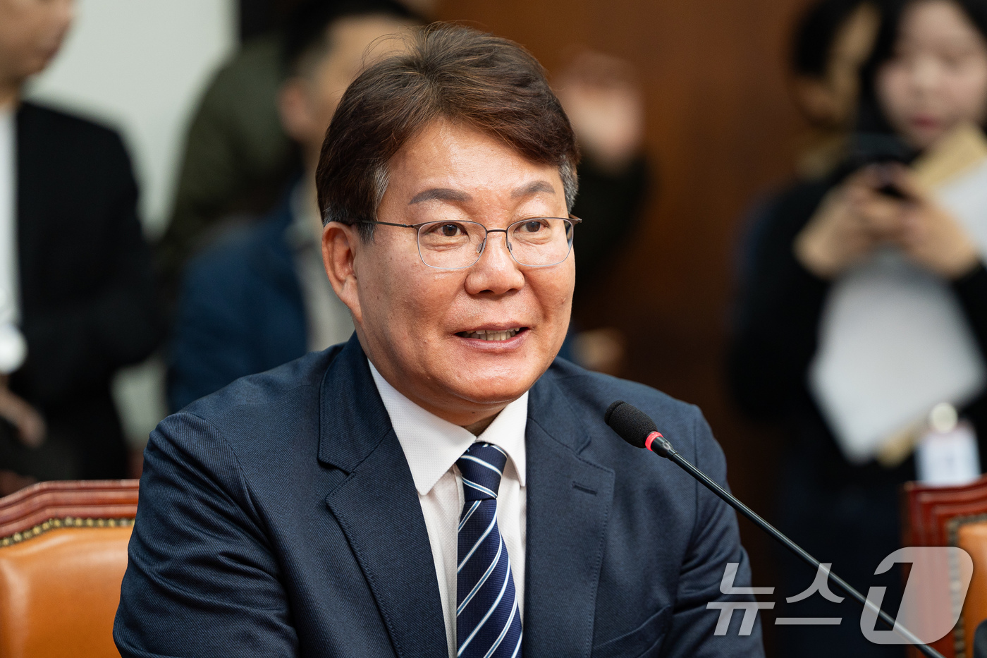 (서울=뉴스1) 유승관 기자 = 변성완 더불어민주당 부산시당 위원장이 29일 서울 여의도 국회에서 열린 제2차 인재영입식에서 인사말을 하고 있다.하정우 전 수석은 전재수 의원이 당 …