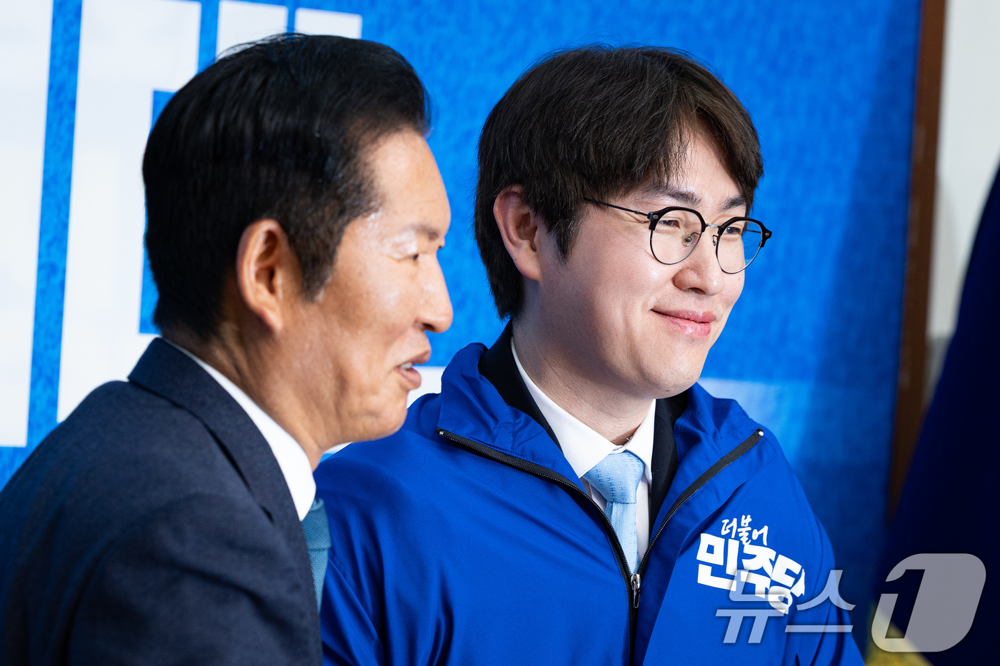 (서울=뉴스1) 유승관 기자 = 더불어민주당 6.3 지방선거 인재영입 2호 하정우 전 청와대 AI미래기획수석이 29일 서울 여의도 국회에서 열린 제2차 인재영입식에서 당 점퍼를 입 …