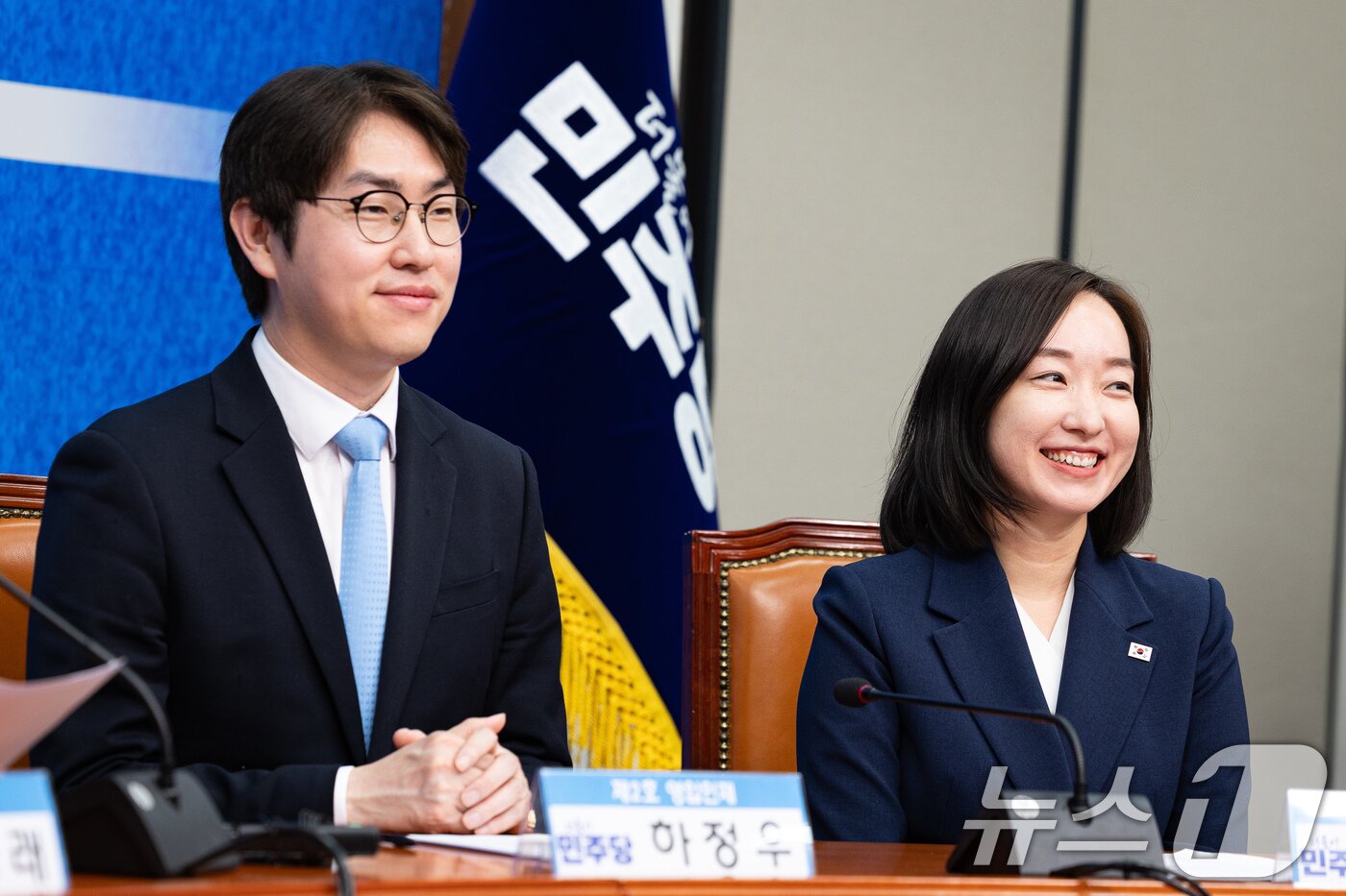 본문 이미지 - 더불어민주당 6.3 지방선거 인재영입 2호 하정우 전 청와대 AI미래기획수석과 발탁인재 전은수 전 청와대 대변인이 29일 서울 여의도 국회에서 열린 제2차 인재영입식에서 미소 짓고 있다. 하정우 전 수석은 전재수 의원이 당 부산시장 후보로 선출되면서 공석이 된 부산 북구갑 지역구에, 전은수 전 대변인은 강훈식 대통령 비서실장의 지역구였던 충남 아산을에 출마할 전망이다. ⓒ 뉴스1 유승관 기자