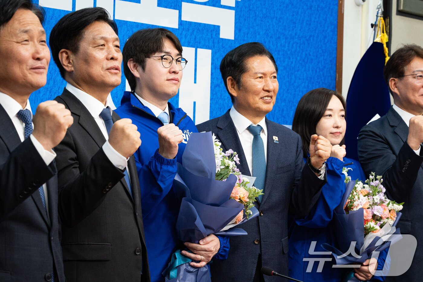본문 이미지 - 정청래 더불어민주당 대표와 6.3 지방선거 인재영입 2호 하정우 전 청와대 AI미래기획수석, 발탁인재 전은수 전 청와대 대변인을 비롯한 참석자들이 29일 서울 여의도 국회에서 열린 제2차 인재영입식에서 기념 촬영을 하고 있다. 2026.4.29 ⓒ 뉴스1 유승관 기자