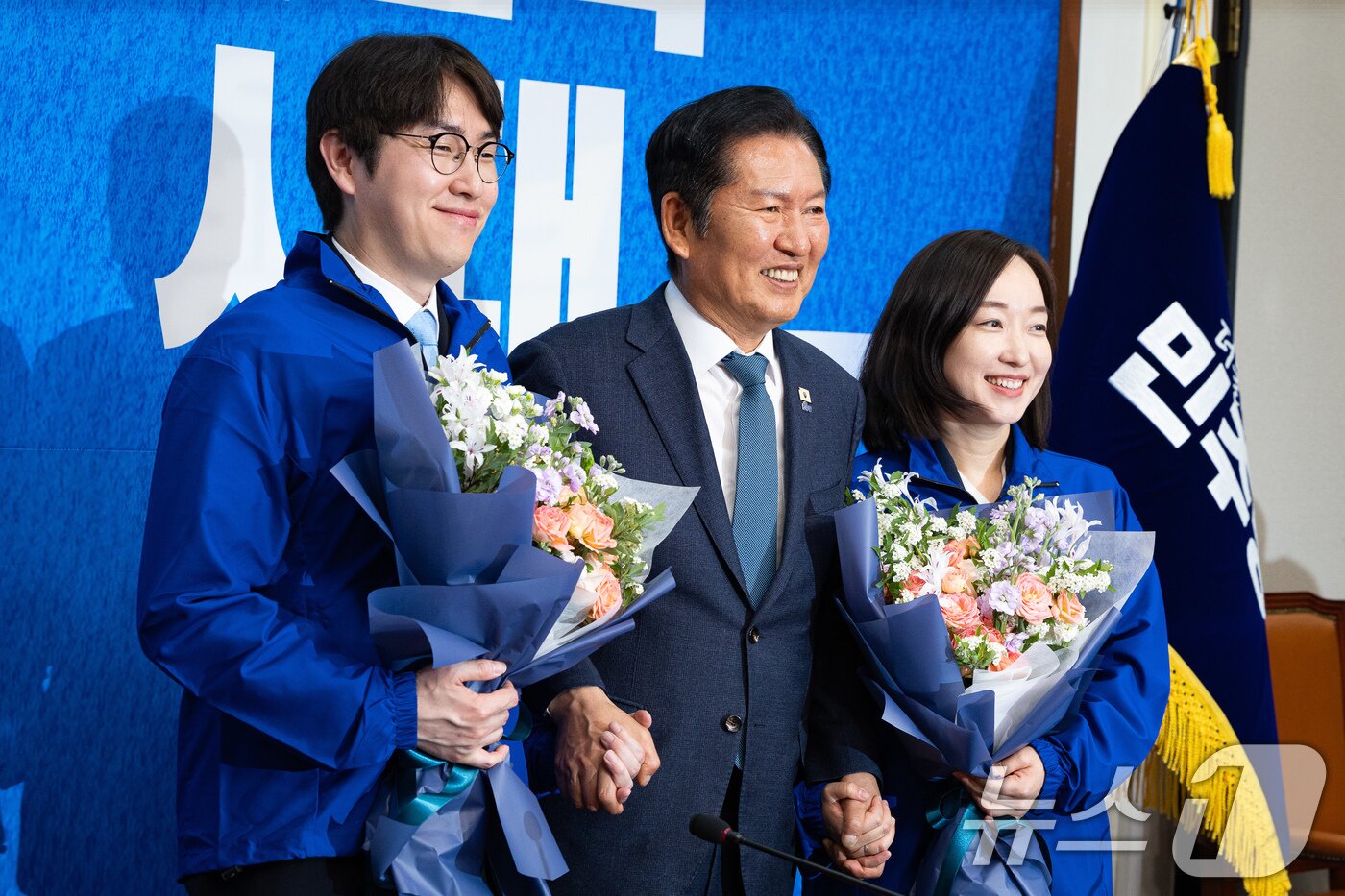 본문 이미지 - 정청래 더불어민주당 대표와 6.3 지방선거 인재영입 2호 하정우 전 청와대 AI미래기획수석, 발탁인재 전은수 전 청와대 대변인이 29일 서울 여의도 국회에서 열린 제2차 인재영입식에서 기념 촬영을 하고 있다. 하정우 전 수석은 전재수 의원이 당 부산시장 후보로 선출되면서 공석이 된 부산 북구갑 지역구에, 전은수 전 대변인은 강훈식 대통령 비서실장의 지역구였던 충남 아산을에 출마할 전망이다. ⓒ 뉴스1 유승관 기자