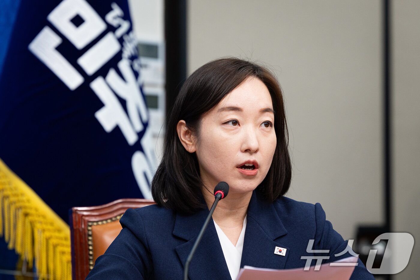 본문 이미지 - 더불어민주당 6.3 지방선거 발탁인재 전은수 전 청와대 대변인이 29일 서울 여의도 국회에서 열린 제2차 인재영입식에서 인사말을 하고 있다. 하정우 전 수석은 전재수 의원이 당 부산시장 후보로 선출되면서 공석이 된 부산 북구갑 지역구에, 전은수 전 대변인은 강훈식 대통령 비서실장의 지역구였던 충남 아산을에 출마할 전망이다. ⓒ 뉴스1 유승관 기자