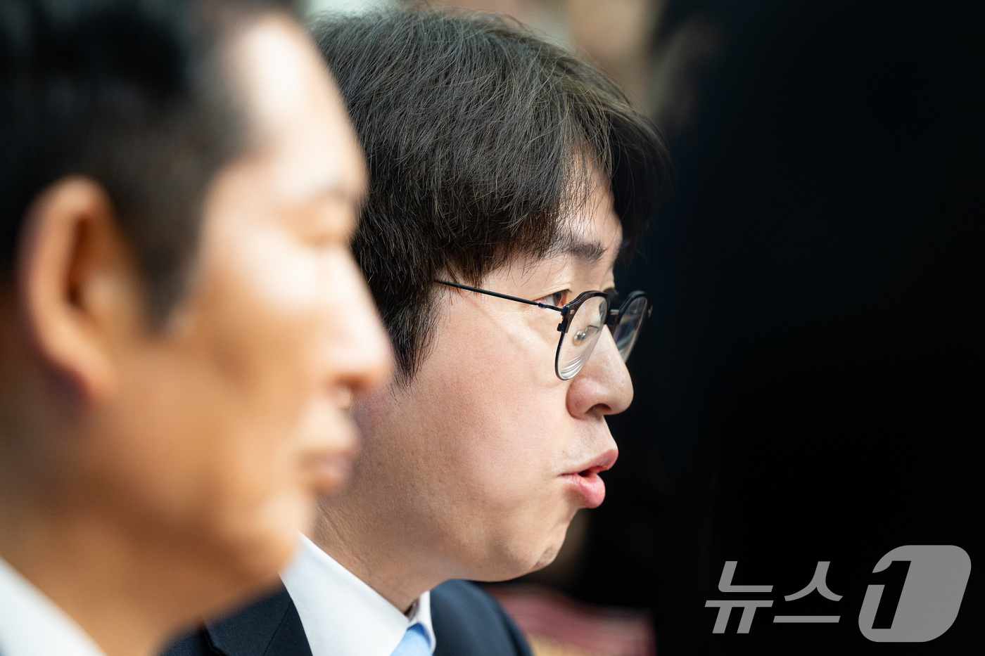 (서울=뉴스1) 유승관 기자 = 더불어민주당 6.3 지방선거 인재영입 2호 하정우 전 청와대 AI미래기획수석이 29일 서울 여의도 국회에서 열린 제2차 인재영입식에서 인사말을 하고 …