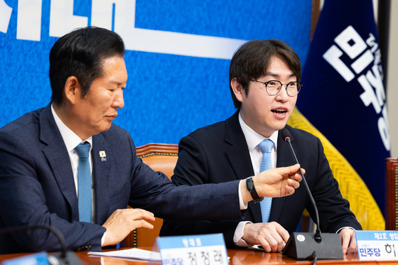 하정우 전 수석 마이크 잡아주는 정청래 대표