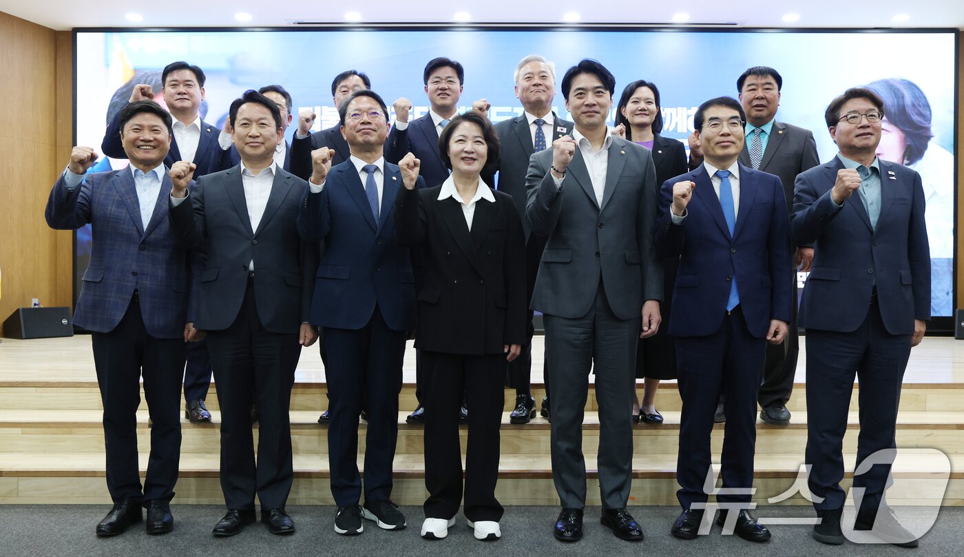 본문 이미지 - 추미애 더불어민주당 경기도지사 후보가 29일 경기 수원시 영통구 경기도의회에서 열린 '더불어민주당 경기도지사 후보와 함께하는 경기도 지역위원회 현안 간담회'에서 기념촬영을 하고 있다. 2026.4.29 ⓒ 뉴스1 김영운 기자