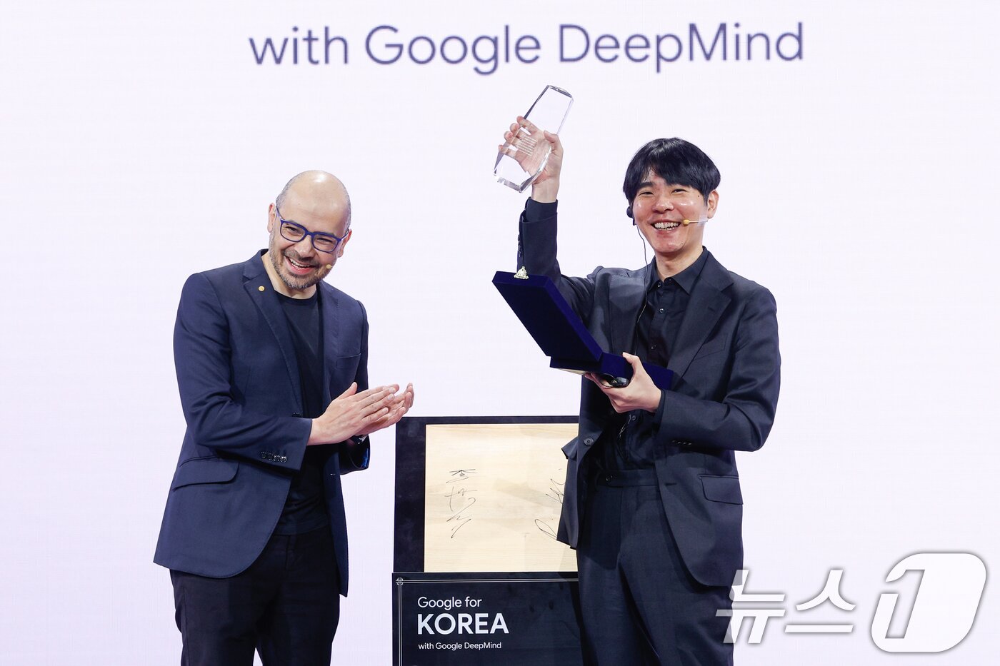 본문 이미지 - 이세돌 사범이 29일 서울 중구 웨스틴조선호텔에서 열린 구글 포 코리아 2026 행사에 참석해 데미스 하사비스 구글 딥마인드 공동 창업자 및 CEO로부터 받은 감사패를 들어보이고 있다. 2026.4.29 ⓒ 뉴스1 안은나 기자