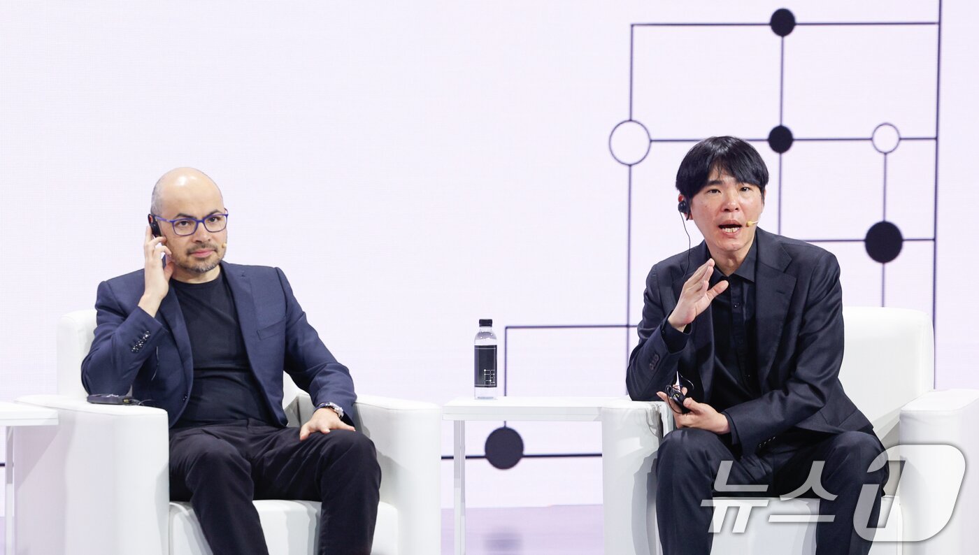 본문 이미지 - 이세돌 사범(오른쪽), 데미스 하사비스 구글 딥마인드 공동 창업자 및 CEO가 29일 서울 중구 웨스틴조선호텔에서 열린 구글 포 코리아 2026 행사에 참석해 '알파고 10년, 모두를 위한 AI의 비전'을 주제로 대담을 하고 있다. ⓒ 뉴스1 안은나 기자