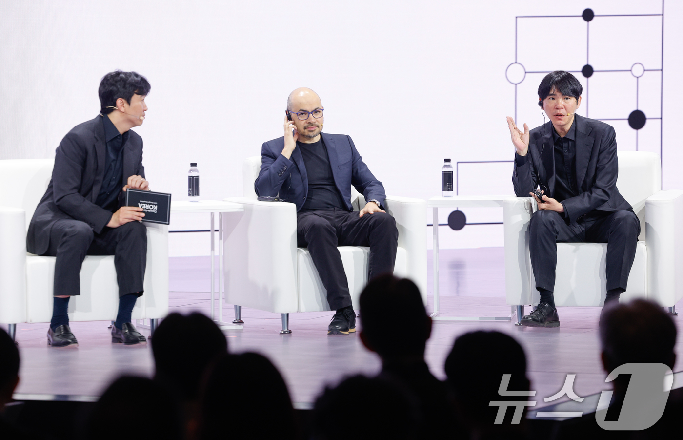 (서울=뉴스1) 안은나 기자 = 이세돌 사범(오른쪽부터), 데미스 하사비스 구글 딥마인드 공동 창업자 및 CEO, 조승연 작가가 29일 서울 중구 웨스틴조선호텔에서 열린 구글 포 …