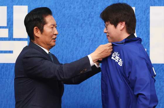 민주당 점퍼 입는 하정우 전 수석