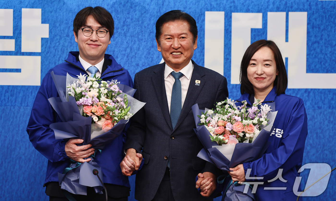 (서울=뉴스1) 김도우 기자 = 정청래 더불어민주당 대표가 29일 서울 여의도 국회에서 열린 더불어민주당 인재영입식에서 하정우 전 청와대 AI미래기획수석, 전은수 전 청와대 대변인 …