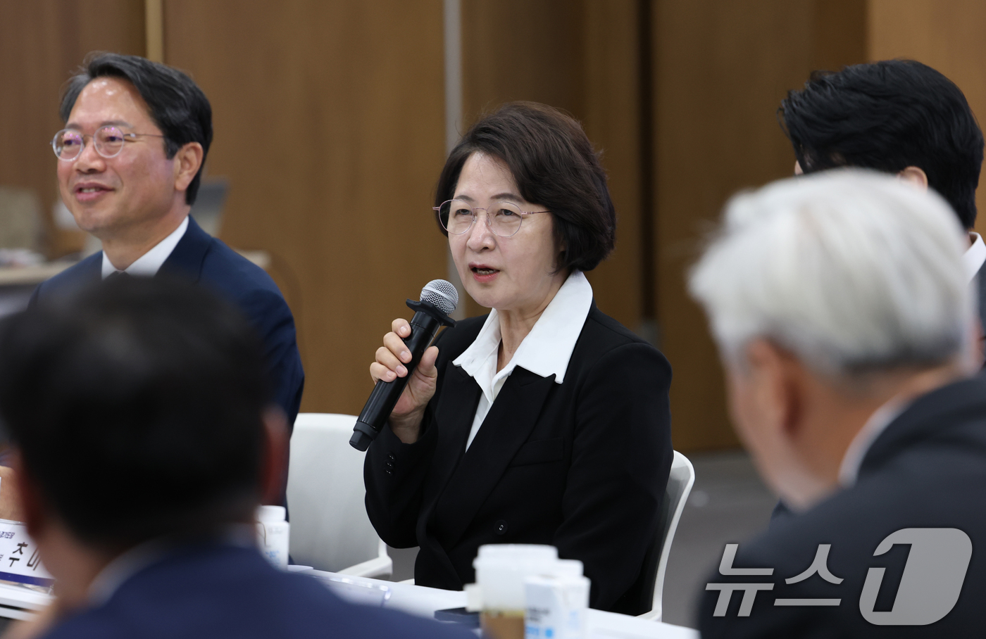 (수원=뉴스1) 김영운 기자 = 추미애 더불어민주당 경기도지사 후보가 29일 경기 수원시 영통구 경기도의회에서 열린 '더불어민주당 경기도지사 후보와 함께하는 경기도 지역위원회 현안 …