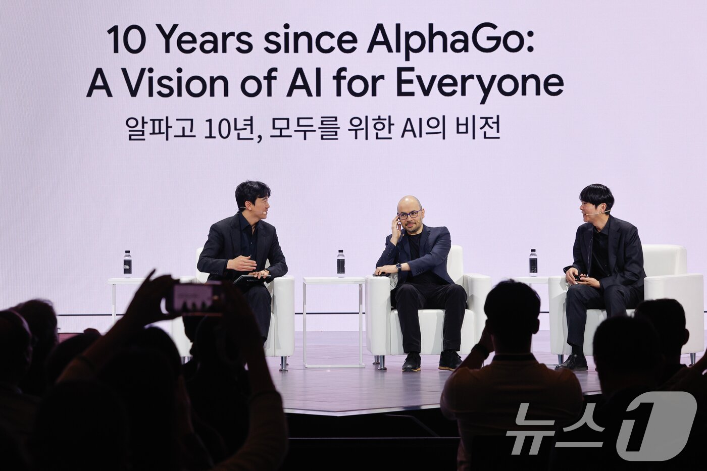 본문 이미지 - 이세돌 사범(오른쪽부터), 데미스 하사비스 구글 딥마인드 공동 창업자 및 CEO, 조승연 작가가 29일 서울 중구 웨스틴조선호텔에서 열린 구글 포 코리아 2026 행사에 참석해 '알파고 10년, 모두를 위한 AI의 비전'을 주제로 대담을 하고 있다. 2026.4.29 ⓒ 뉴스1 안은나 기자