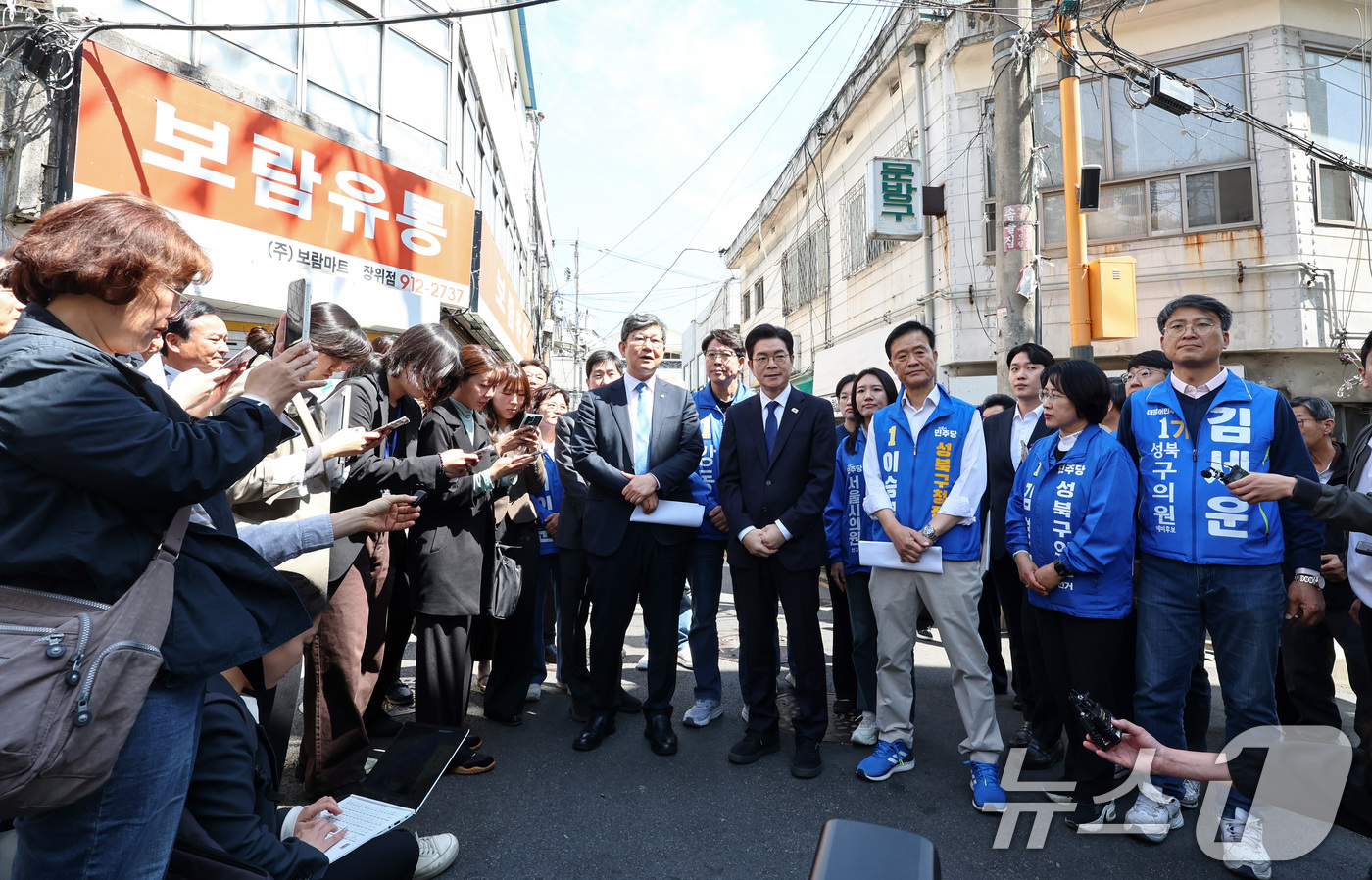 (서울=뉴스1) 최지환 기자 = 정원오 더불어민주당 서울시장 후보가 29일 오전 서울 성북구 장위14 주택 재개발 구역을 찾아 부동산 공약 발표를 앞두고 현장을 점검하고 있다. 2 …