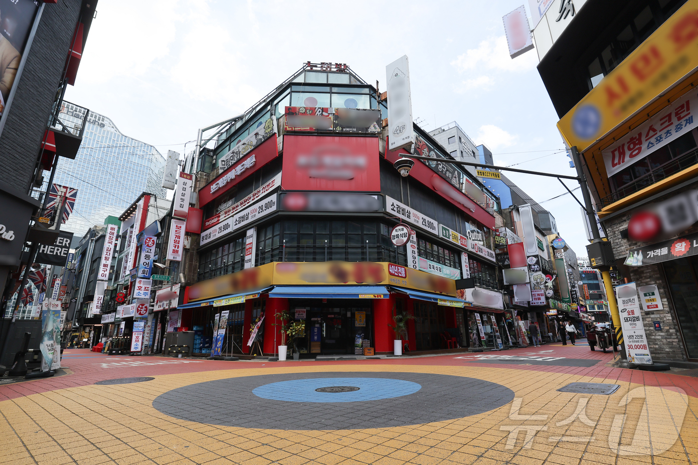 (서울=뉴스1) 이종수 인턴기자 = 29일 서울 종로구 상점가가 한산한 모습을 보이고 있다.자영업자 현재경기판단지수(CSI)는 전월 대비 17포인트 하락한 61을 기록했다. 202 …