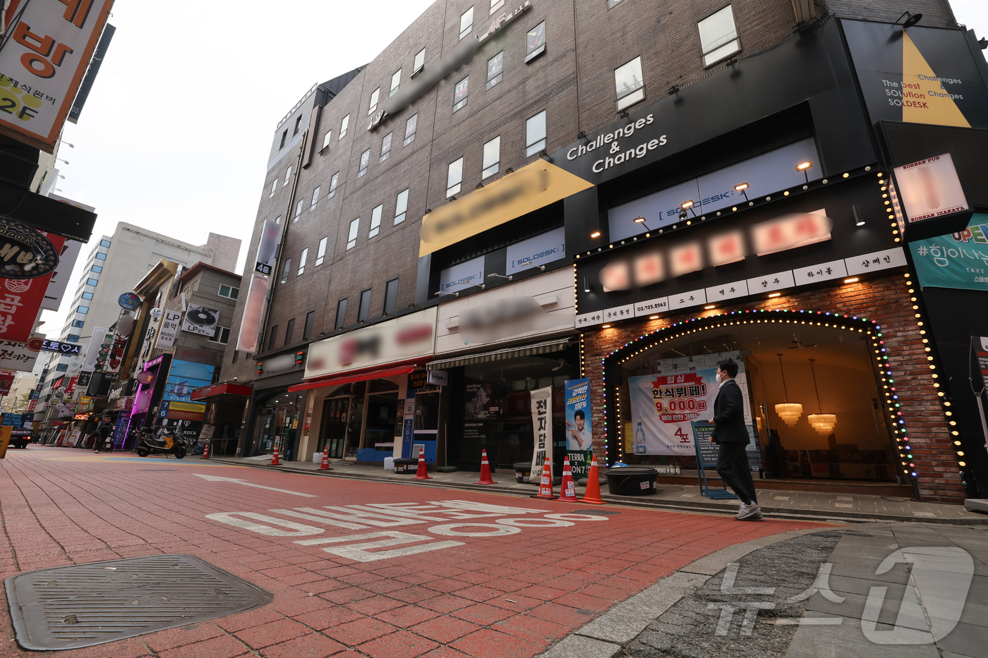 (서울=뉴스1) 이종수 인턴기자 = 29일 서울 종로구 상점가가 한산한 모습을 보이고 있다.자영업자 현재경기판단지수(CSI)는 전월 대비 17포인트 하락한 61을 기록했다. 202 …