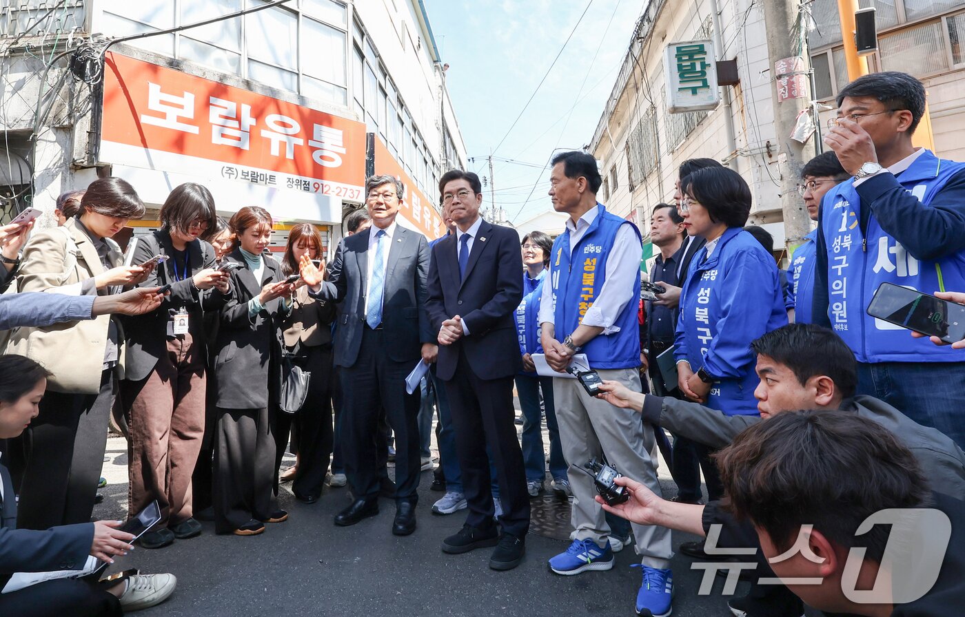 본문 이미지 - 정원오 더불어민주당 서울시장 후보가 29일 오전 서울 성북구 장위14 주택 재개발 구역을 찾아 부동산 공약 발표를 앞두고 현장을 점검하고 있다. 2026.4.29 ⓒ 뉴스1 최지환 기자