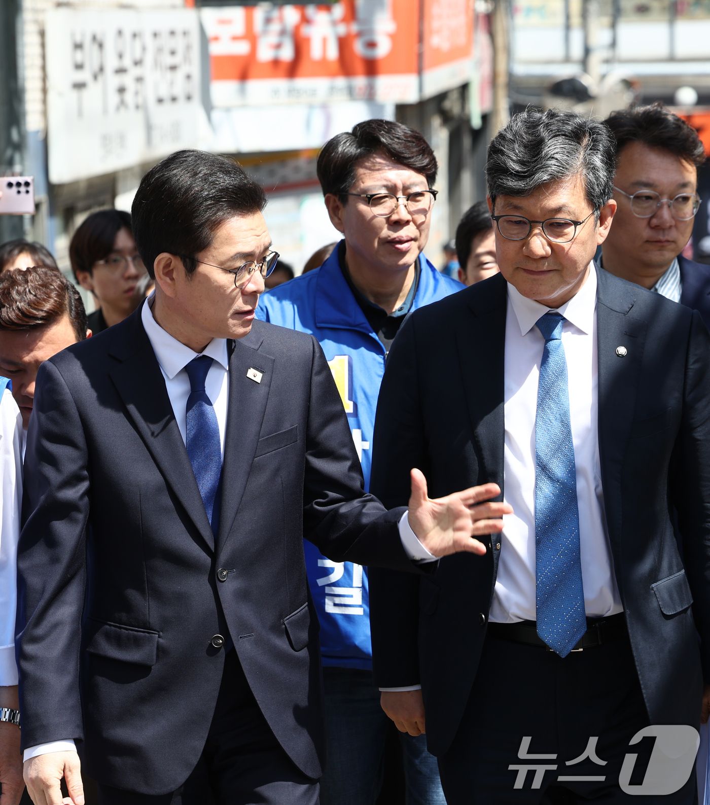 (서울=뉴스1) 최지환 기자 = 정원오 더불어민주당 서울시장 후보가 29일 오전 서울 성북구 장위14 주택 재개발 구역을 찾아 부동산 공약 발표를 앞두고 현장을 점검하며 지역구 의 …